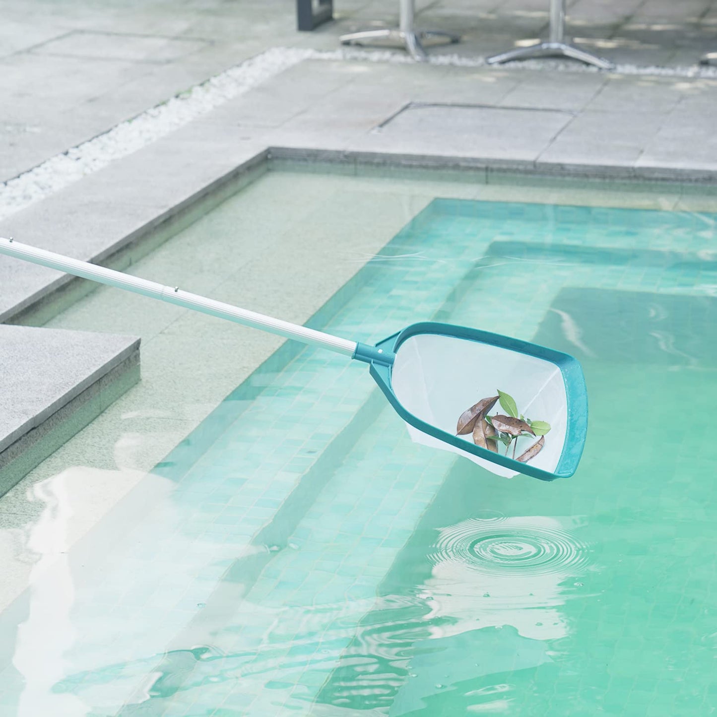 POOLWHALE Améliore le râteau télescopique pour écumoire de piscine avec poteau en aluminium réglable et maille moyenne fine en nylon pour nettoyer les piscines, les bains à remous, les spas et les fontaines Skimmer de piscine avec poteau