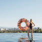 FUNBOY Flotteur de Tube Gonflable Géant Cali Vintage surdimensionné, Radeau de Luxe pour les Fêtes de Piscine d'été et le Divertissement